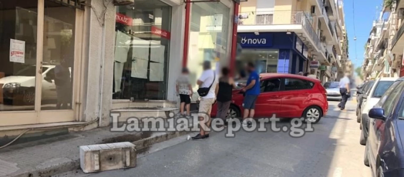 Λαμία: Αυτοκίνητο «καρφώθηκε» σε βιτρίνα καταστήματος (φωτο)